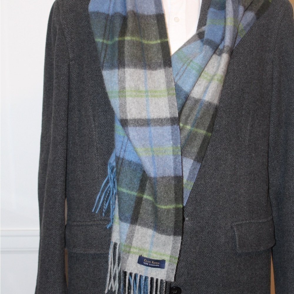 💯% Cashmere Blue Plaid Scarf Lands’ End.  The scarf has never been worn.​​​​​​